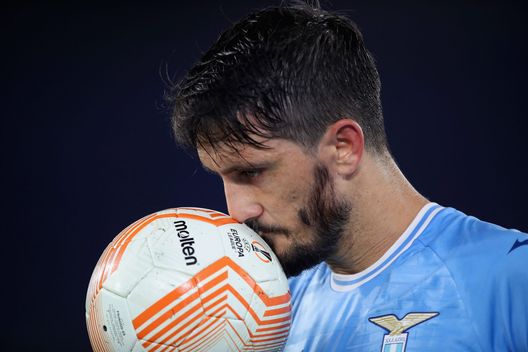 ROME, ITALY - SEPTEMBER 08: Luis Alberto SS Lazio holds the ball during the UEFA Europa League group F match between SS Lazio and Feyenoord at Stadio Olimpico on September 8, 2022 in Rome, Italy. (Photo by Paolo Bruno/Getty Images) Bucchioni: “Adesso la Fiorentina è abituata ai cambi, non c’è altra scelta”- immagine 2