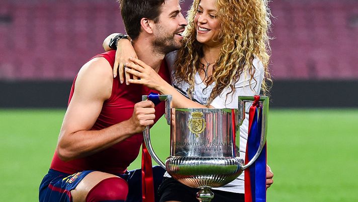 BARCELONA, SPAIN - MAY 30: Gerard Pique of FC Barcelona and Shakira pose with the trophy after FC Barcelona won the Copa del Rey Final match against Athletic Club at Camp Nou on May 30, 2015 in Barcelona, Spain. (Photo by David Ramos/Getty Images) BARCELONA, SPAIN - MAY 30: Gerard Pique of FC Barcelona and Shakira pose with the trophy after FC Barcelona won the Copa del Rey Final match against Athletic Club at Camp Nou on May 30, 2015 in Barcelona, Spain. (Photo by David Ramos/Getty Images)