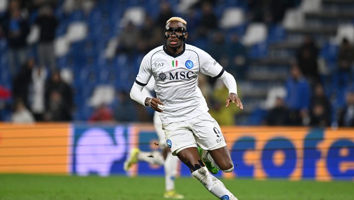 REGGIO NELL'EMILIA, ITALY - FEBRUARY 28: Victor Osimhen of SSC Napoli runs off the ball during the Serie A TIM match between US Sassuolo and SSC Napoli at Mapei Stadium - Citta' del Tricolore on February 28, 2024 in Reggio nell'Emilia, Italy. (Photo by Alessandro Sabattini/Getty Images) Matrecano: “Il Napoli punti al 5° posto. Ecco su chi punterei per il dopo Osimhen” - immagine 1