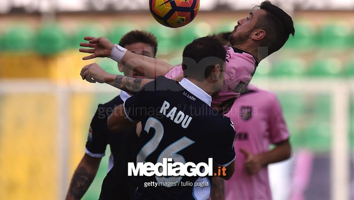 PALERMO, ITALY - NOVEMBER 27: Ilija Nestorovski (R) of Palermo controls the ball as Stefan Radu (L) of Lazio tackles during the Serie A match betweenUS Citta di Palermo and SS Lazio at Stadio Renzo Barbera on November 27, 2016 in Palermo, Italy.  (Photo by Tullio M. Puglia/Getty Images) 
