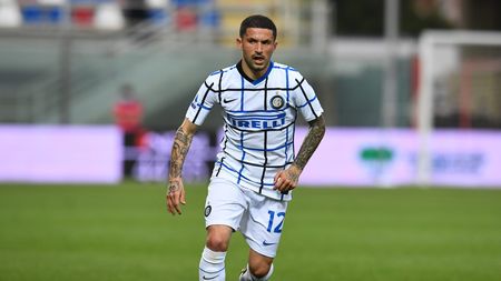 CROTONE, ITALY - MAY 01:  Stefano Sensi of FC Internazionale in action during the Serie A match between FC Crotone and FC Internazionale at Stadio Comunale Ezio Scida on May 01, 2021 in Crotone, Italy. Sporting stadiums around Italy remain under strict restrictions due to the Coronavirus Pandemic as Government social distancing laws prohibit fans inside venues resulting in games being played behind closed doors. (Photo by Claudio Villa - Inter/Inter via Getty Images)
