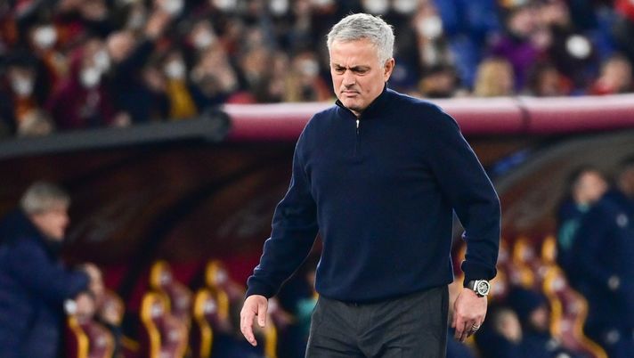 ROME, ITALY - FEBRUARY 19: AS Roma coac Josè Mourinho during the Serie A match between AS Roma and Hellas Verona FC at Stadio Olimpico on February 19, 2022 in Rome, Italy. (Photo by Luciano Rossi/AS Roma via Getty Images) Dopo il pari inglese, Mourinho pensa al campionato: “Vogliamo l’Europa League” - immagine 1
