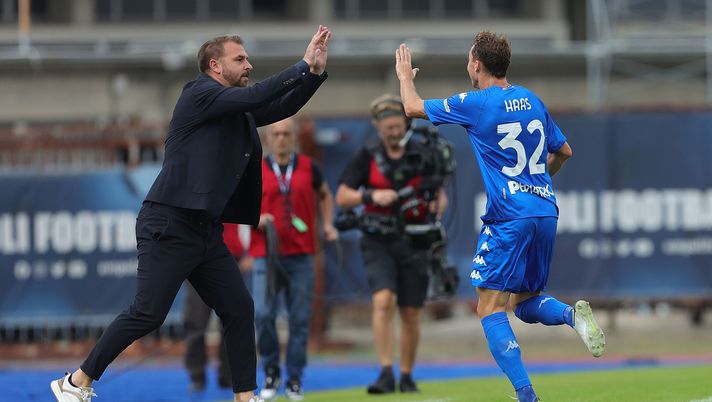 EMPOLI, ITALY - OCTOBER 15: Nicholas Haas of Empoli FC celebrates with Paolo Zanetti manager of Empoli FC after scoring the first goal of his team during the Serie A match between Empoli FC and AC Monza at Stadio Carlo Castellani on October 15, 2022 in Empoli, Italy. (Photo by Gabriele Maltinti/Getty Images) L’Empoli prepara la sfida col Napoli: Zanetti studia le mosse a porte chiuse - immagine 1