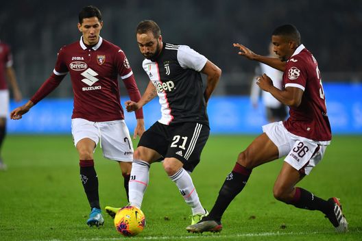 TURIN, ITALY - NOVEMBER 02: Gleison Bremer (R) of Torino FC competes with Gonzalo Higuan of Juventus during the Serie A match between Torino FC and Juventus at Stadio Olimpico di Torino on November 2, 2019 in Turin, Italy. (Photo by Valerio Pennicino/Getty Images) TURIN, ITALY - NOVEMBER 02: Gleison Bremer (R) of Torino FC competes with Gonzalo Higuan of Juventus during the Serie A match between Torino FC and Juventus at Stadio Olimpico di Torino on November 2, 2019 in Turin, Italy. (Photo by Valerio Pennicino/Getty Images)