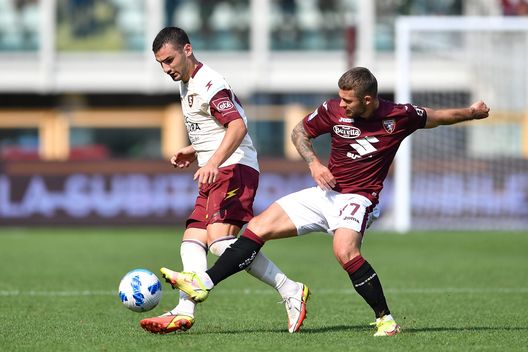 TURIN, ITALY - SEPTEMBER 12: Karol Linetty (R) of Torino FC tackles Federico Bonazzoli of US Salernitana during the Serie A match between Torino FC and US Salernitana at Stadio Olimpico di Torino on September 12, 2021 in Turin, Italy. (Photo by Valerio Pennicino/Getty Images) TURIN, ITALY - SEPTEMBER 12: Karol Linetty (R) of Torino FC tackles Federico Bonazzoli of US Salernitana during the Serie A match between Torino FC and US Salernitana at Stadio Olimpico di Torino on September 12, 2021 in Turin, Italy. (Photo by Valerio Pennicino/Getty Images)