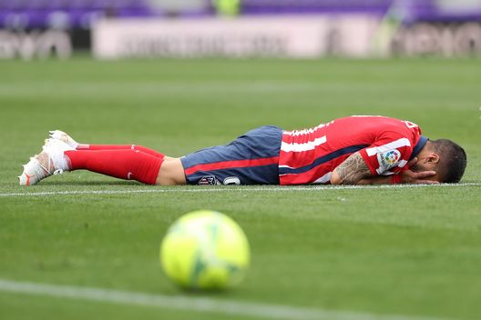 VALLADOLID, SPAIN - MAY 22: Luis Suarez of Atletico de Madrid reacts as he celebrates winning the La Liga Santander title after victory in the La Liga Santander match between Real Valladolid CF and Atletico de Madrid at Estadio Municipal Jose Zorrilla on May 22, 2021 in Valladolid, Spain. Sporting stadiums around Spain remain under strict restrictions due to the Coronavirus Pandemic as Government social distancing laws prohibit fans inside venues resulting in games being played behind closed doors (Photo by Angel Martinez/Getty Images) VALLADOLID, SPAIN - MAY 22: Luis Suarez of Atletico de Madrid reacts as he celebrates winning the La Liga Santander title after victory in the La Liga Santander match between Real Valladolid CF and Atletico de Madrid at Estadio Municipal Jose Zorrilla on May 22, 2021 in Valladolid, Spain. Sporting stadiums around Spain remain under strict restrictions due to the Coronavirus Pandemic as Government social distancing laws prohibit fans inside venues resulting in games being played behind closed doors (Photo by Angel Martinez/Getty Images)