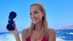 Viky, fisico strepitoso in costume. Lady Pellé prosegue le vacanze in Grecia