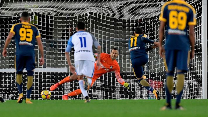 Hellas Verona's Italian forward Giampaolo Pazzini (R) kicks and scores a penalty during the Italian Serie A football match Hellas Verona FC vs Inter Milan at the Bentegodi stadium in Verona on October 30, 2017. / AFP PHOTO / MIGUEL MEDINA (Photo credit should read MIGUEL MEDINA/AFP/Getty Images) Hellas Verona's Italian forward Giampaolo Pazzini (R) kicks and scores a penalty during the Italian Serie A football match Hellas Verona FC vs Inter Milan at the Bentegodi stadium in Verona on October 30, 2017. / AFP PHOTO / MIGUEL MEDINA (Photo credit should read MIGUEL MEDINA/AFP/Getty Images)
