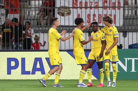 MONZA, ITALY - AUGUST 07: Ben Kone (2R) of Frosinone Calcio celebrates his goal with his team-mates during the Coppa Italia match between AC Monza and Frosinone Calcio at Stadio Brianteo on August 07, 2022 in Monza, Italy. (Photo by Marco Luzzani/Getty Images) Serie B