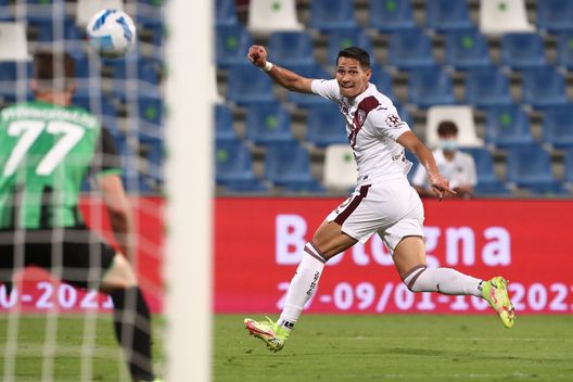  REGGIO NELL'EMILIA, ITALY - SEPTEMBER 17: Sasa Lukic of Torino FC kicks to goal during the Serie A match between US Sassuolo and Torino FC at Mapei Stadium - Citta' del Tricolore on September 17, 2021 in Reggio nell'Emilia, Italy. (Photo by Marco Luzzani/Getty Images) 