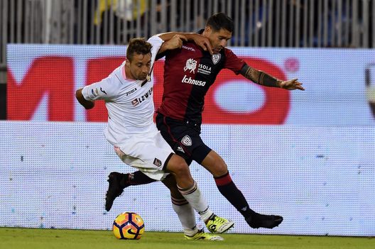 CAGLIARI, ITALY - OCTOBER 31: Thiago Cionek (L) of Palermo and Marco Borriello of Cagliari battle for the ball during the Serie A match between Cagliari Calcio v US Citta di Palermo at Stadio Sant'Elia on October 31, 2016 in Cagliari, Italy. (Photo by Tullio M. Puglia/Getty Images) CAGLIARI, ITALY - OCTOBER 31: Thiago Cionek (L) of Palermo and Marco Borriello of Cagliari battle for the ball during the Serie A match between Cagliari Calcio v US Citta di Palermo at Stadio Sant'Elia on October 31, 2016 in Cagliari, Italy. (Photo by Tullio M. Puglia/Getty Images)