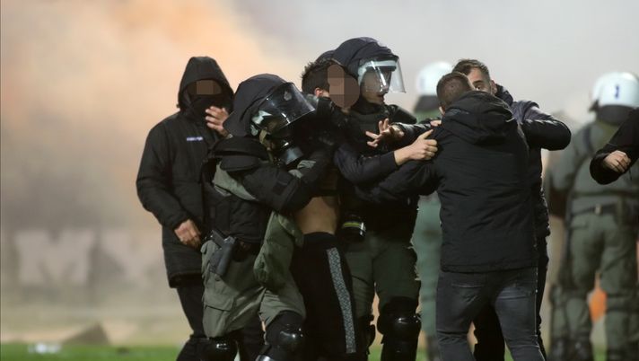 Infarto al derby di Salonicco fra Paok e Aris: un uomo muore fuori dallo stadio Infarto al derby di Salonicco fra Paok e Aris: un uomo muore fuori dallo stadio - immagine 1
