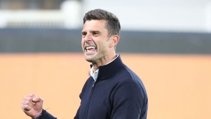 LA SPEZIA, ITALY - NOVEMBER 06: Thiago Motta manager of Spezia Calcio celebrates the victory after during the Serie A match between Spezia Calcio v Torino FC at Stadio Alberto Picco on November 6, 2021 in La Spezia, Italy. (Photo by Gabriele Maltinti/Getty Images) Thiago Motta: “Kiwior non mi sorprende. Nguiamba non è pronto, Manaj in allenamento…” - immagine 1