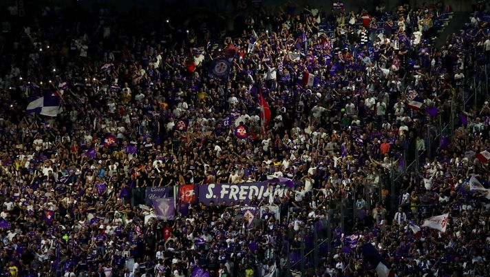 ROME, ITALY - MAY 24: Fans of ACF Fiorentina show their support prior to the Coppa Italia Final match between ACF Fiorentina and FC Internazionale at Stadio Olimpico on May 24, 2023 in Rome, Italy. (Photo by Paolo Bruno/Getty Images) Fiorentina sotto la curva Sud: l’enorme abbraccio dei tifosi è da brividi - immagine 1