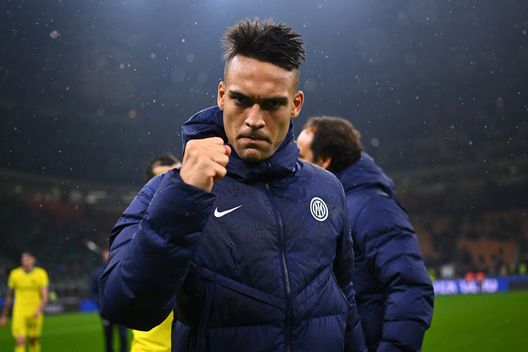 MILAN, ITALY - NOVEMBER 09: Lautaro Martinez of FC Internazionale celebrates the win at the end of the Serie A match between FC Internazionale and Bologna FC at Stadio Giuseppe Meazza on November 09, 2022 in Milan, Italy . (Photo by Mattia Ozbot - Inter/Inter via Getty Images) Inter, da Lautaro a Dzeko e Lukaku: Thuram perfetto per ogni compagno. Nuove soluzioni- immagine 3