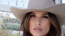 VIDEO / Elisabetta, il film della vacanza. Le pose più sensuali della Canalis