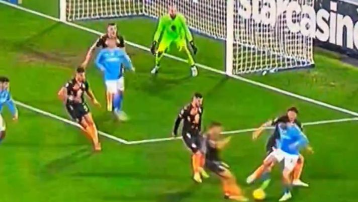 VIDEO Kvaratskhelia fa impazzire la difesa del Torino: la giocata da urlo del 77 - immagine 1