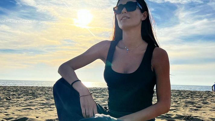 Federica Nargi accoglie novembre sulla spiaggia: “Godiamoci ogni momento” - immagine 1