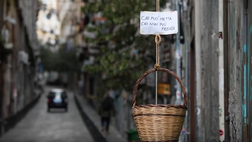 UNO SGUARDO DA FUORI – Coronavirus, l’Italia vista dalla Francia: “Bomba sociale e solidarietà”. Napoli, Roma e Palermo gli esempi