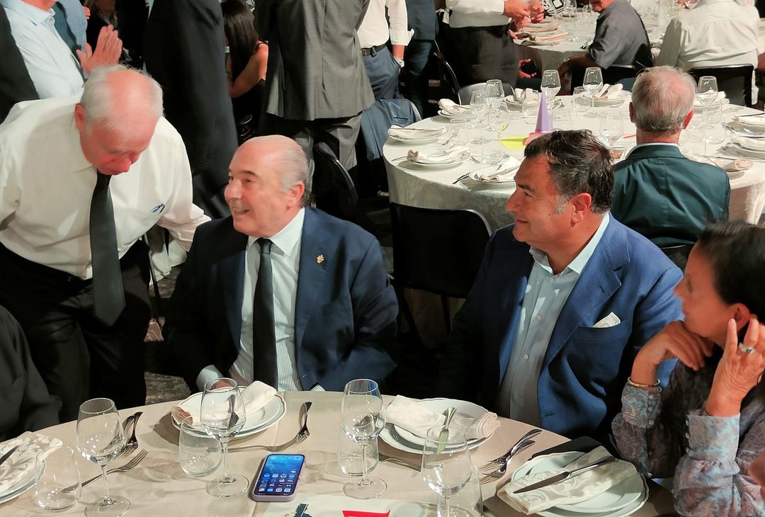 FOTO VN – Commisso a tavola con Barone, risate e firme con i tifosi viola - immagine 3