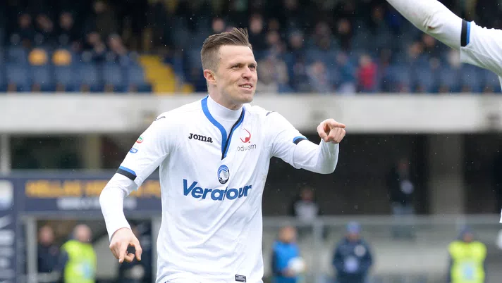 VERONA, ITALY - MARCH 18:  Josip Ilicic  of Atalanta BC celebrates after scoring his ream's third goal goal during the serie A match between Hellas Verona FC and Atalanta BC at Stadio Marc'Antonio Bentegodi on March 18, 2018 in Verona, Italy.  (Photo by Dino Panato/Getty Images)