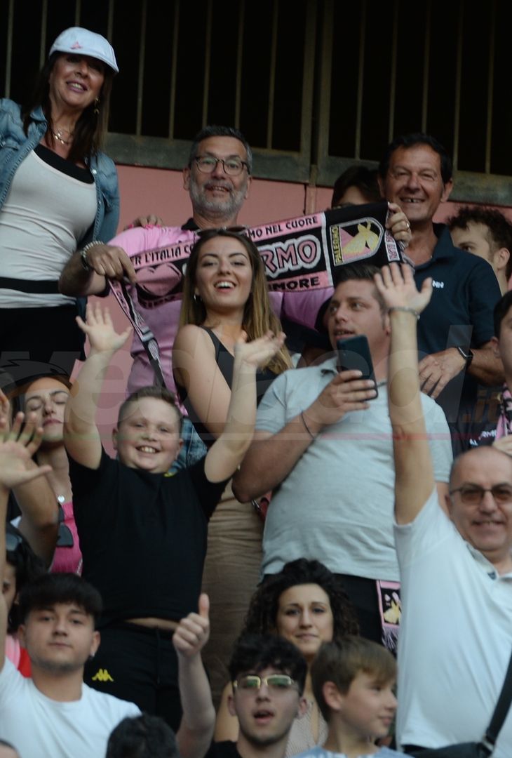 Fototifo, i tifosi allo stadio per Palermo-Feralpisaló 1-0 (gallery) - immagine 104