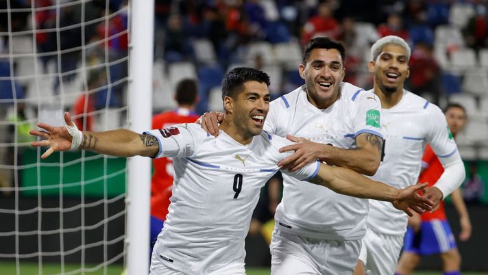 SANTIAGO, CHILE - MARCH 29: Luis Suarez of Uruguay celebrates after scoring the first goal of his team during the FIFA World Cup Qatar 2022 qualification match between Chile and Uruguay ay Estadio San Carlos de Apoquindo on March 29, 2022 in Santiago, Chile. (Photo by Alberto Valdez - Pool/Getty Images) Il Borussia corre ai ripari: Suarez per sostituire Haller - immagine 1