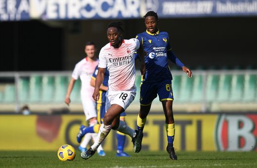 VERONA, ITALY - MARCH 07: Soualiho Meite of A.C. Milan runs with the ball whilst under pressure from Adrien Tameze of Hellas Verona during the Serie A match between Hellas Verona FC and AC Milan at Stadio Marcantonio Bentegodi on March 07, 2021 in Verona, Italy. Sporting stadiums around Italy remain under strict restrictions due to the Coronavirus Pandemic as Government social distancing laws prohibit fans inside venues resulting in games being played behind closed doors. (Photo by Alessandro Sabattini/Getty Images) VERONA, ITALY - MARCH 07: Soualiho Meite of A.C. Milan runs with the ball whilst under pressure from Adrien Tameze of Hellas Verona during the Serie A match between Hellas Verona FC and AC Milan at Stadio Marcantonio Bentegodi on March 07, 2021 in Verona, Italy. Sporting stadiums around Italy remain under strict restrictions due to the Coronavirus Pandemic as Government social distancing laws prohibit fans inside venues resulting in games being played behind closed doors. (Photo by Alessandro Sabattini/Getty Images)