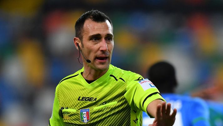 UDINE, ITALY - MARCH 06:Referee Lorenzo Maggioni gestures during the Serie A match between Udinese Calcio and US Sassuolo at Dacia Arena on March 06, 2021 in Udine, Italy. (Photo by Alessandro Sabattini/Getty Images) 
