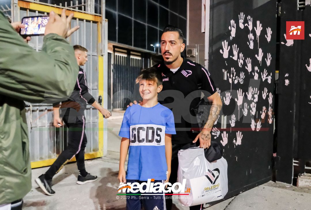 FOTO Palermo, i rosanero ritornano a Palermo dopo il ritiro a Manchester (Gallery) - immagine 18