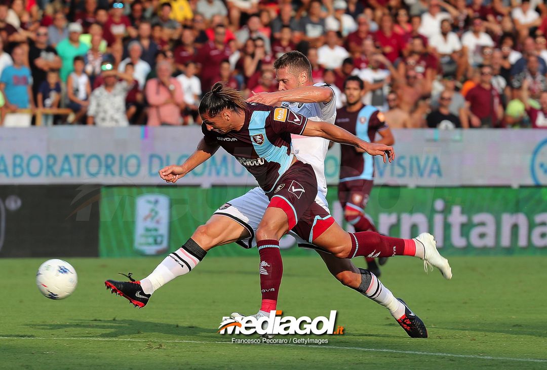  SALERNO, ITALY - AUGUST 25: Player of US Salernitana Agustin Vuletich vies with US Citta di Palermo player during the Serie B match between US Salernitana and US Citta di Palermo on August 25, 2018 in Salerno, Italy.  (Photo by Francesco Pecoraro/Getty Images) 