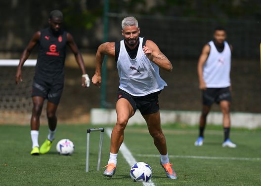 Olivier Giroud (attaccante AC Milan) qui in allenamento a Milanello | Milan News (Getty Images) Olivier Giroud AC Milan allenamento Milanello