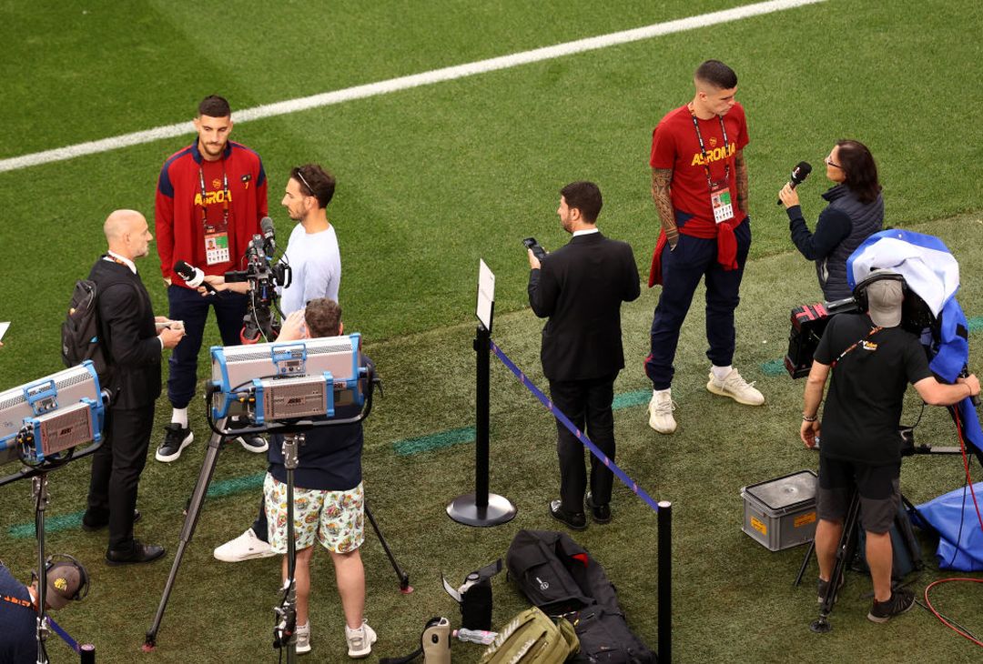 La Roma sul prato della Puskas Arena. Domani la finale – FOTO GALLERY - immagine 20