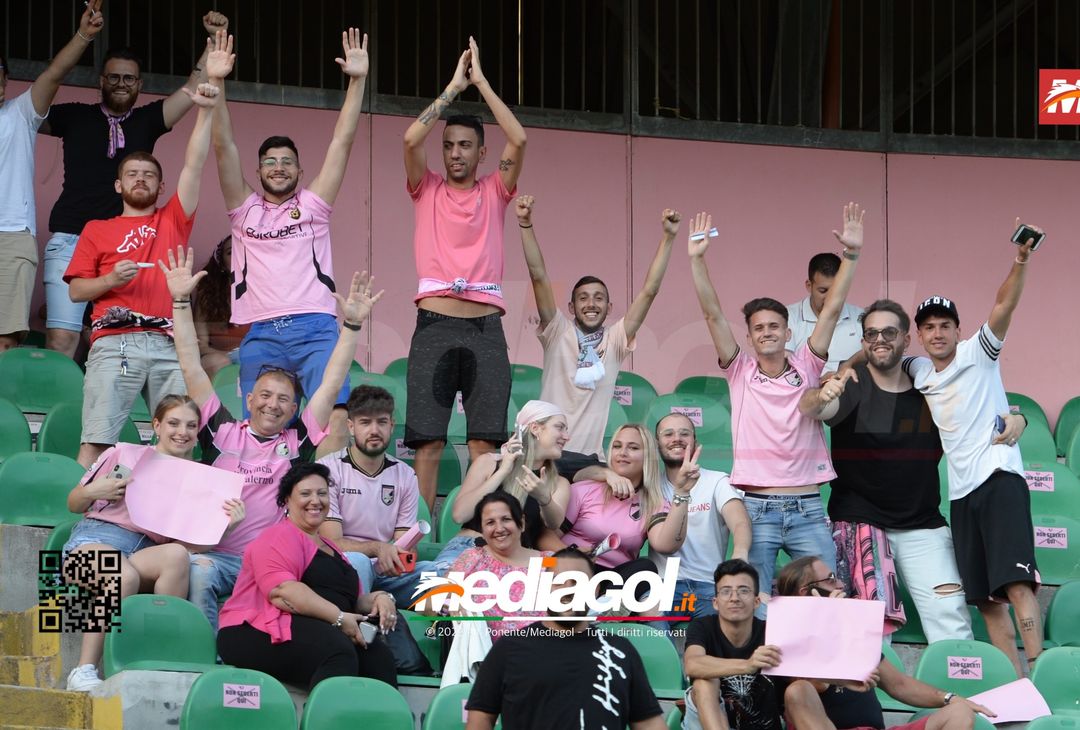 Fototifo, facce da Serie B. I tifosi allo stadio per Palermo-Padova 1-0 - immagine 82