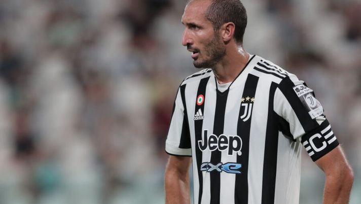 TURIN, ITALY - AUGUST 14: Giorgio Chiellini of Juventus looks on during the pre-season friendly match between Juventus and Atalanta BC at Allianz Stadium on August 14, 2021 in Turin, Italy. (Photo by Emilio Andreoli/Getty Images) Chiellini: “La Juve per me è stata tutto, grazie a tutti! Non so ancora cosa mi aspetti dopo” - immagine 1