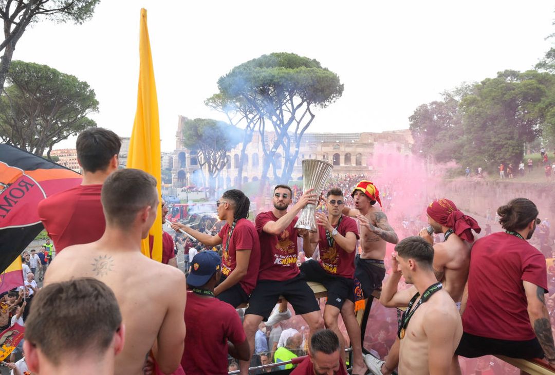 Roma, il popolo giallorosso in festa visto dal pullman della squadra – FOTO GALLERY - immagine 36