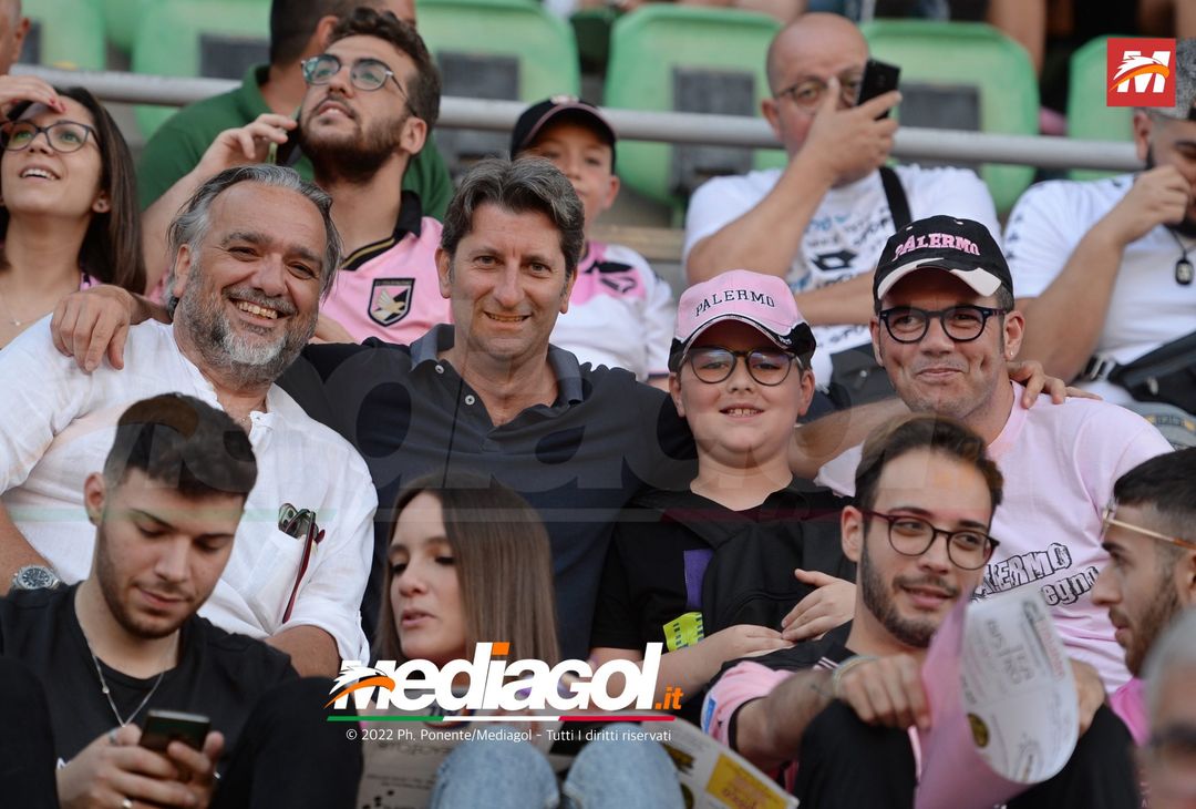Fototifo, facce da Serie B. I tifosi allo stadio per Palermo-Padova 1-0 - immagine 123