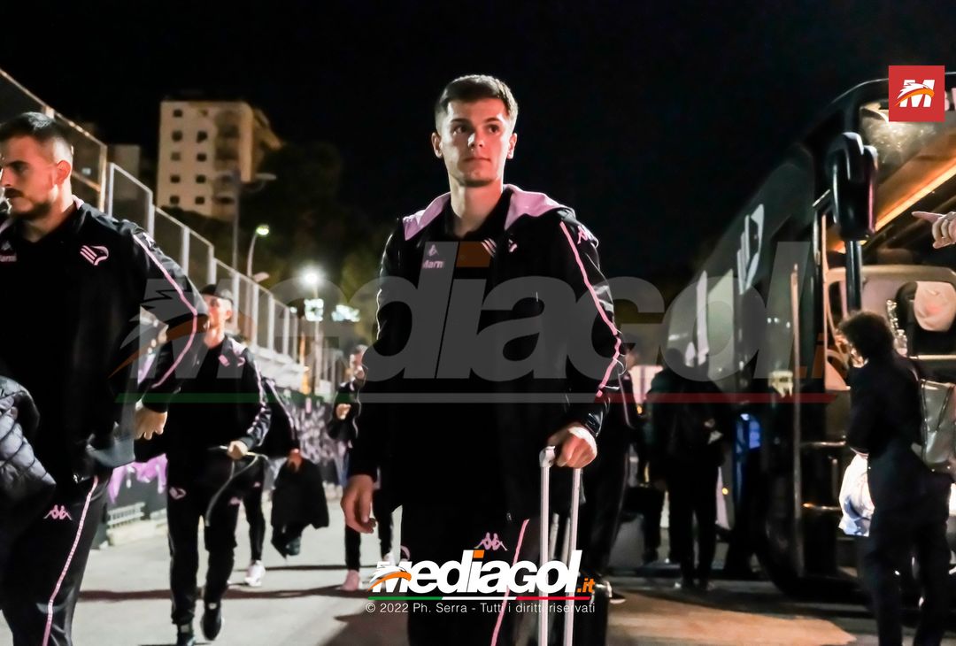 FOTO Palermo, i rosanero ritornano a Palermo dopo il ritiro a Manchester (Gallery) - immagine 16