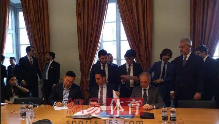 Han Li firma i contratti per il closing dell'acquisto del Milan (credits: sports.163.com) 