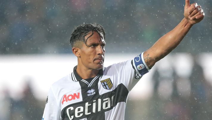 BERGAMO, ITALY - OCTOBER 27:  Bruno Alves of Parma Calcio gestures during the Serie A match between Atalanta BC and Parma Calcio at Stadio Atleti Azzurri d'Italia on October 27, 2018 in Bergamo, Italy.  (Photo by Emilio Andreoli/Getty Images) 