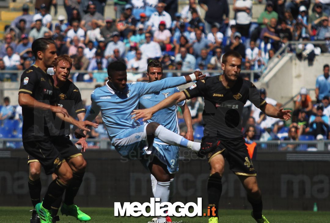  ROME, ITALY - APRIL 23:  Keita Balde of SS Lazio scores the team's third goal during the Serie A match between SS Lazio and US Citta di Palermo at Stadio Olimpico on April 23, 2017 in Rome, Italy.  (Photo by Paolo Bruno/Getty Images) 