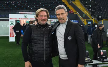  UDINE, ITALY - DECEMBER 15: Giovanni Stroppa head coach of FC Crotone embraces Luca Gotti head coach of Udinese Calcio during the Serie A match between Udinese Calcio and FC Crotone at Dacia Arena on December 15, 2020 in Udine, Italy. (Photo by Alessandro Sabattini/Getty Images)