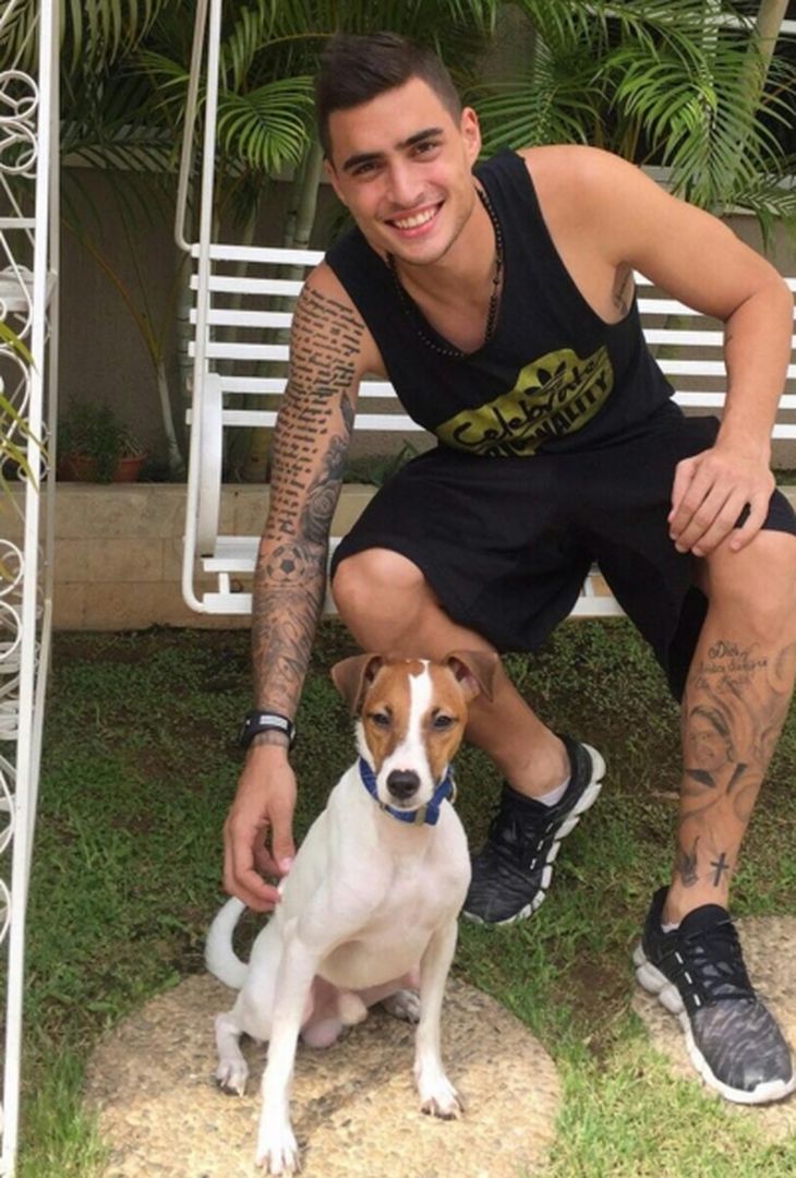  Quando abbassa i calzettoni Manuel scopre altri tatuaggi 