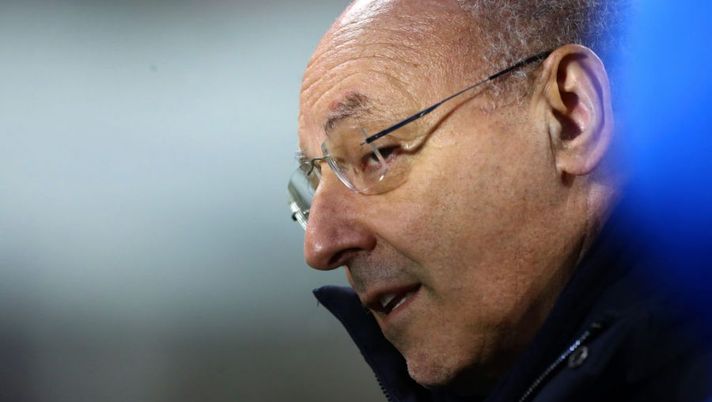 MILAN, ITALY - DECEMBER 09: Giuseppe Marotta, CEO of FC Internazionale looks on prior to the UEFA Champions League Group B stage match between FC Internazionale and Shakhtar Donetsk at Stadio Giuseppe Meazza on December 09, 2020 in Milan, Italy. Sporting stadiums around Italy remain under strict restrictions due to the Coronavirus Pandemic as Government social distancing laws prohibit fans inside venues resulting in games being played behind closed doors. (Photo by Marco Luzzani/Getty Images) Gazzetta: “Dybala, l’Inter può essere la soluzione giusta ma Marotta non fa aste” - immagine 1
