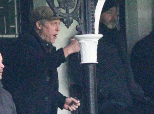 Hugh Grant al Craven Cottage per vedere il suo Fulham, ma la sua visuale è ostacolata da…- immagine 2