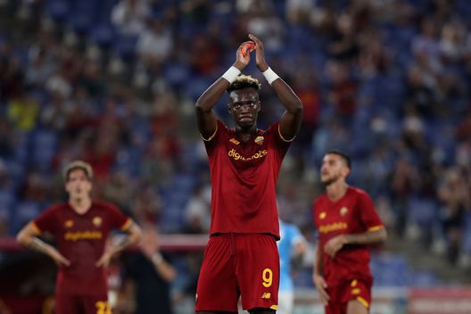 ROME, ITALY - AUGUST 26: Tammy Abraham of AS Roma acknowledges the fans during the UEFA Conference League Play-Offs Leg Two match between AS Roma and Trabzonspor at Olimpico Stadium on August 26, 2021 in Rome, Italy. (Photo by Paolo Bruno/Getty Images) ROME, ITALY - AUGUST 26: Tammy Abraham of AS Roma acknowledges the fans during the UEFA Conference League Play-Offs Leg Two match between AS Roma and Trabzonspor at Olimpico Stadium on August 26, 2021 in Rome, Italy. (Photo by Paolo Bruno/Getty Images)