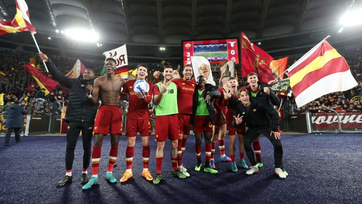 Getty Images Roma, è festa: Abraham trascinatore, poi tutti in posa a indicare il 3 – FOTO - immagine 1