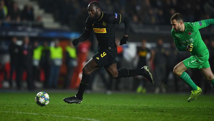 PRAGUE, CZECH REPUBLIC - NOVEMBER 27:  Romelu Menama Lukaku Bolingoli of FC Internazionale scores the second goal during the UEFA Champions League group F match between Slavia Praha and Inter at Eden Stadium on November 27, 2019 in Prague, Czech Republic.  (Photo by Claudio Villa - Inter/Inter via Getty Images) 