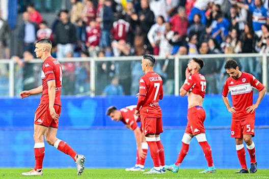 GENOA, ITALY - MAY 16: Nikola Milenkovic of Fiorentina (L) and his team-mates react with disappointment greets the crowd after the Serie A match between UC Sampdoria and ACF Fiorentina at Stadio Luigi Ferraris on May 16, 2022 in Genoa, Italy. (Photo by Getty Images) Flachi: “Ieri non è scattata la scintilla. Adesso bisogna capire il perché”- immagine 2
