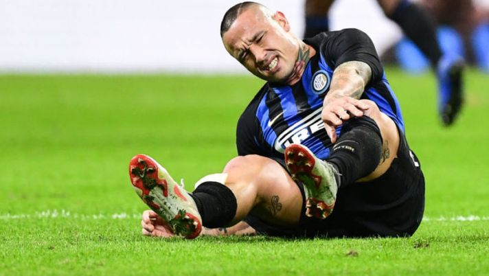 Inter Milan's Belgian midfielder Radja Nainggolan holds his leg after colliding with AC Milan's Argentine midfielder Lucas Biglia (not pictured) during the Italian Serie A football match Inter Milan vs AC Milan on October 21, 2018 at the San Siro stadium in Milan. (Photo by Miguel MEDINA / AFP) (Photo credit should read MIGUEL MEDINA/AFP/Getty Images) Nainggolan, la Gazzetta: “Non sta bene e rischia di rimanere fuori con l’Atalanta” - immagine 1